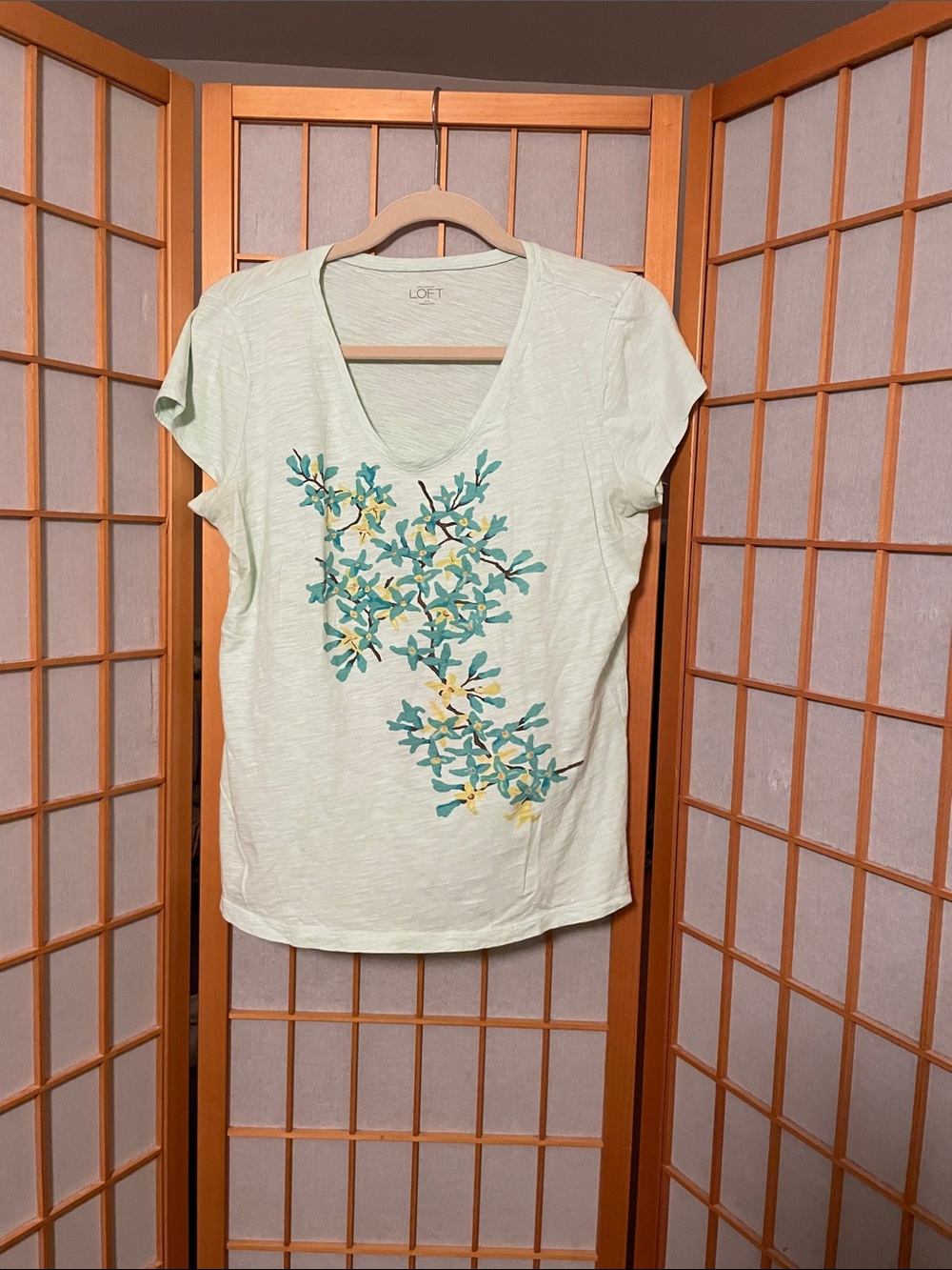 LOFT Women’s Size L mint Green V-Neck Tee Blue-Green & Yellow Floral Print